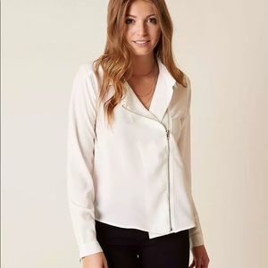 Red by BKE Buckle Chiffon Asymmetrical Zipper Top Size Large